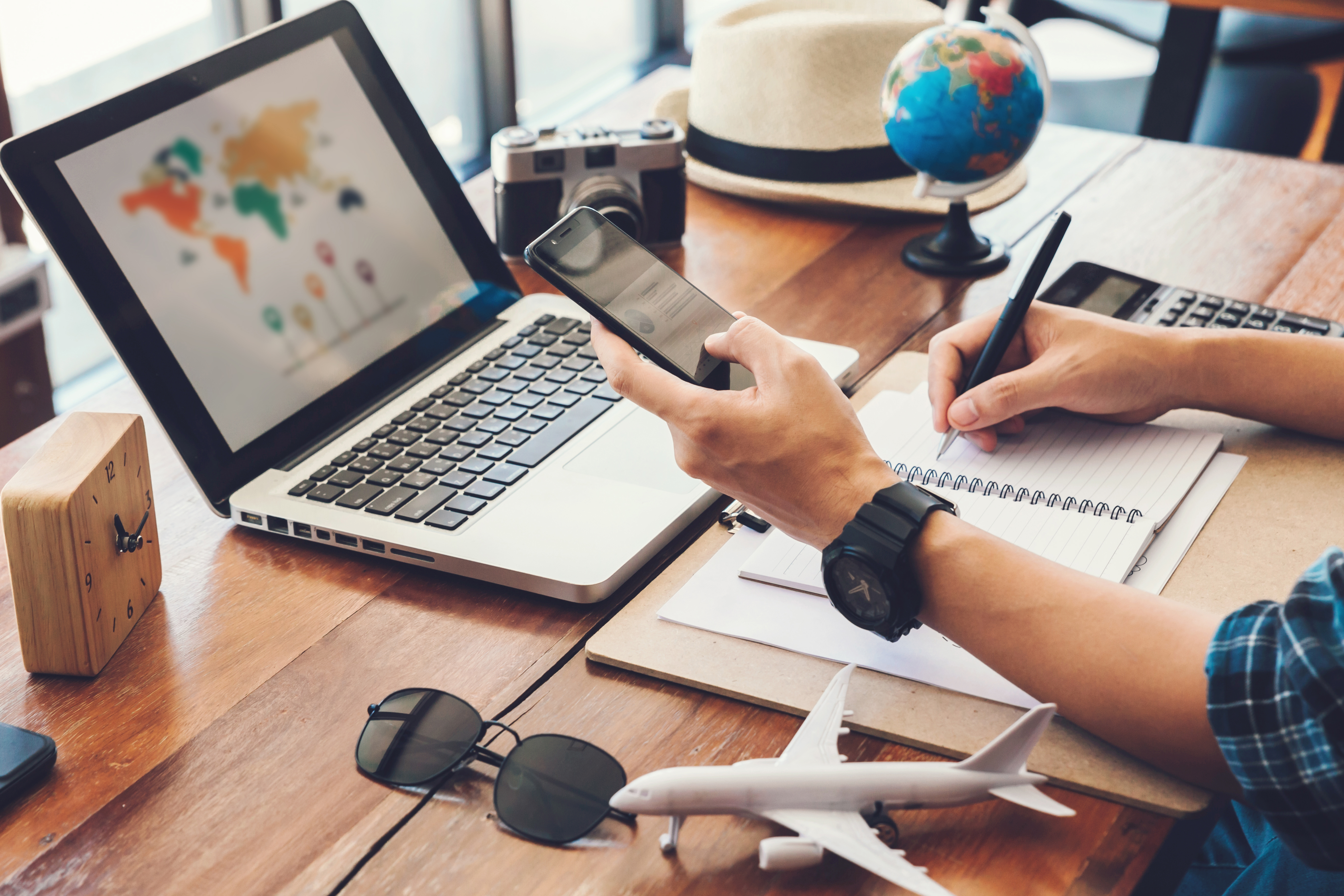 Ilustração mostrando comparativo entre trocar moeda no aeroporto e usando plataformas de câmbio online